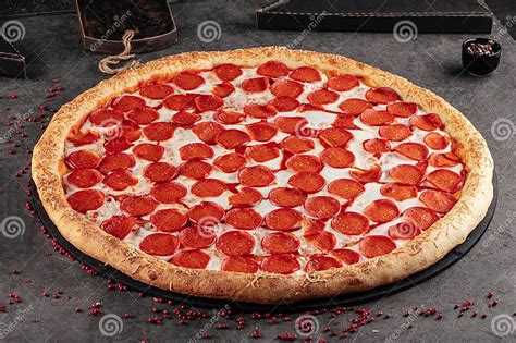 Foto de una pizza gigante de masa fina recién horneada