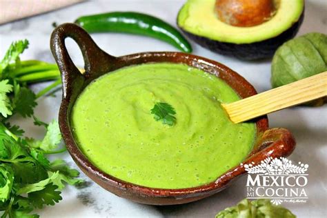 Foto de salsa cremosa de aguacate en un tazón, servida con totopos