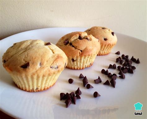 Foto de cupcakes de vainilla recién horneados con chispas de chocolate