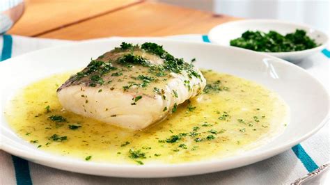 Plato final de merluza al jugo con patatas, ajada y una guarnición de ensalada verde