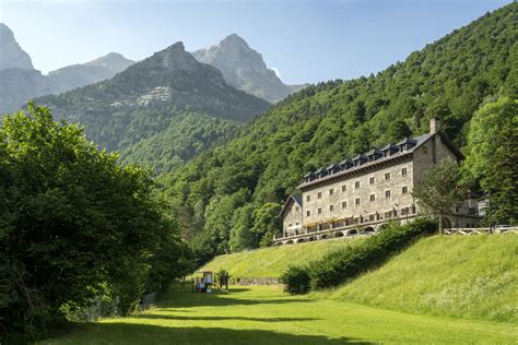 Vista exterior de un modesto parador de ruta especializado en empanadas