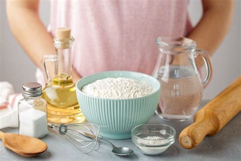 Esquema de los ingredientes básicos para la masa: harina, sal, levadura química, aceite y agua hirviendo.