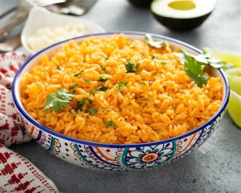 Arroz rojo mexicano en un plato, con aguacate y cilantro