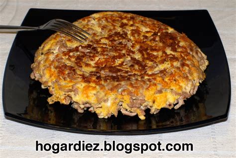Tortilla de carne picada con papas, con textura firme y dorada