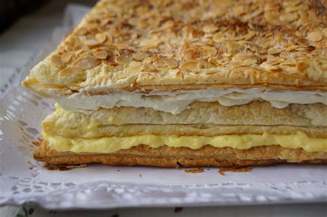 Tarta de hojaldre con plátano, crema pastelera y merengue dorado