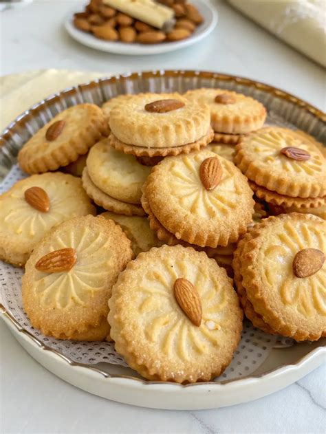 Fotografía de galletas de almendra recién horneadas y decoradas con almendras en granillo