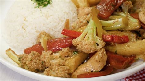 Plato de saltado de coliflor recién preparado en un wok