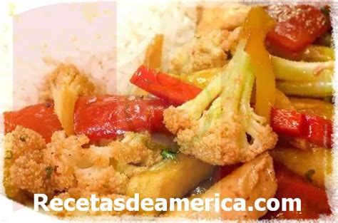 Ingredientes frescos para saltado de coliflor: coliflor, cebolla, tomate, pimiento