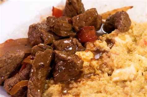 Plato típico de carne de llama servido con quinua y vegetales locales