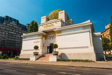 Fachada principal del Edificio de la Secesión de Viena con la cúpula de hojas de laurel doradas y el lema