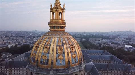Primer plano de la cúpula dorada de hojas de laurel del edificio de la Secesión
