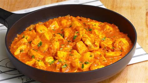 Ingredientes principales para una salsa de coco y curry: coco rallado, leche de coco, pasta de curry, especias