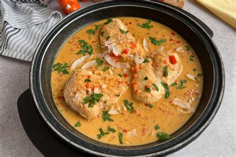 Proceso de cocción de pollo con salsa de coco y curry en un sartén