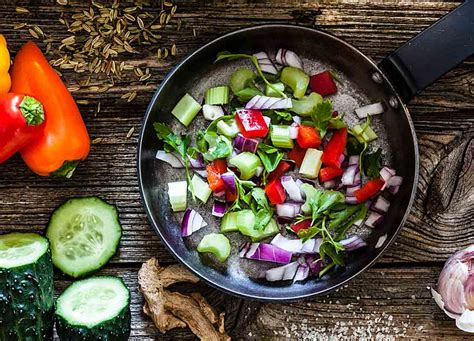 Ingredientes para una salsa rica: líquidos de cocción, vegetales, hierbas aromáticas y vino.