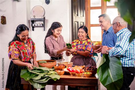 Familia preparando tamales juntos en una cocina