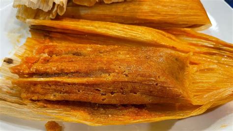 Tamales rojos de cerdo listos para cocer