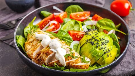 Plato variado con diferentes preparaciones de pollo, ensaladas y guisos