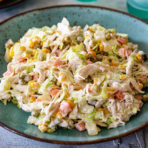 Ensalada de pollo y ciboulette en mitades de palta, con aderezo cremoso