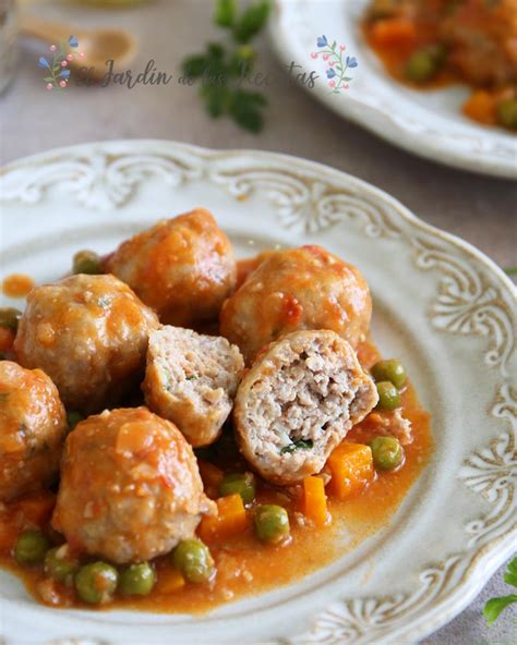 Albóndigas de pavo tradicionales friéndose en una sartén