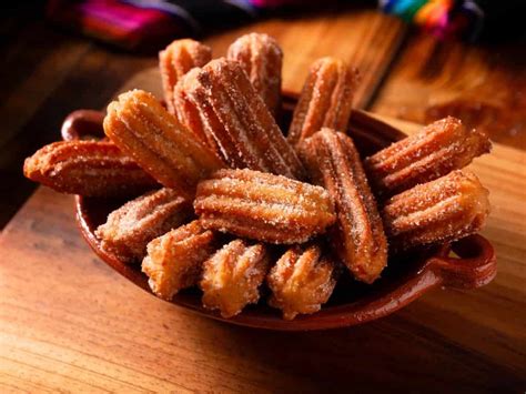 Churros recién fritos rebozados en azúcar y canela