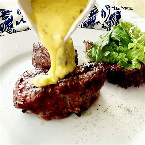 Plato con salsa bearnesa acompañando un filete