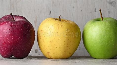 Varias manzanas de diferentes colores y variedades