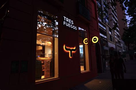 Fachada o logo del restaurante Tres Fuegos en Córdoba
