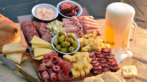 Foto de una picada argentina variada con quesos y fiambres