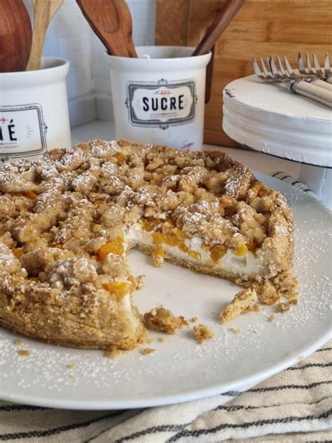 Pastel crocante de durazno con migas encima, en un molde rectangular