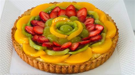Tartaleta de frutas variadas con durazno, kiwi, fresas y arándanos, con brillo