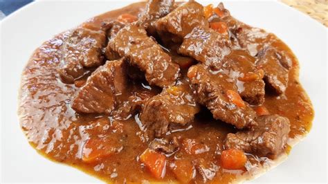 Plato de carne en salsa de tomate y cebolla recién hecha
