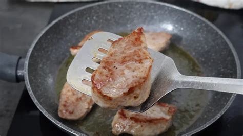 Carne dorándose en una sartén antes de añadir la salsa