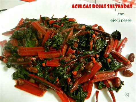 Acelgas rojas salteadas con ajo y piñones emplatadas