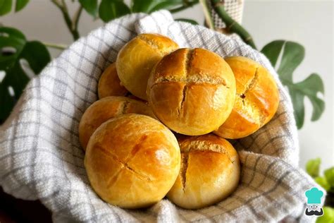 Foto de pan de huevo con leche condensada recién horneado y cortado, mostrando la miga suave y dulce