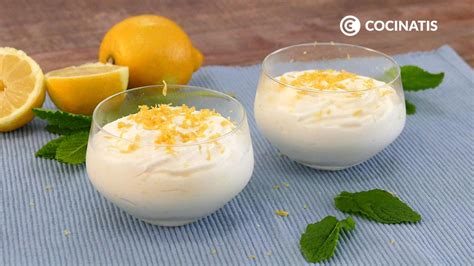 Imagen de vasitos individuales de mousse de limón decorados con ralladura de limón.