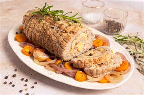 Ingredientes frescos para el lomo de cerdo relleno: espinacas, queso de cabra, lomo de cerdo, ajo