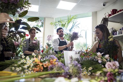 Colaboración de panadería con floristería para un evento especial