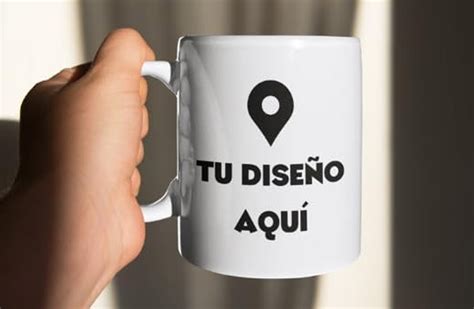 Merchandising de panadería, como tote bags y tazas con logo