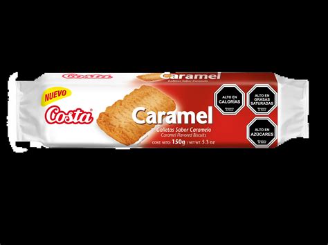 Persona eligiendo entre diferentes paquetes de galletas Costa
