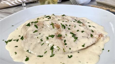 Salsa cremosa de vino blanco y caldo de pollo