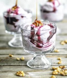 Variedad de postres chilenos tradicionales acompañados de copas de vino dulce