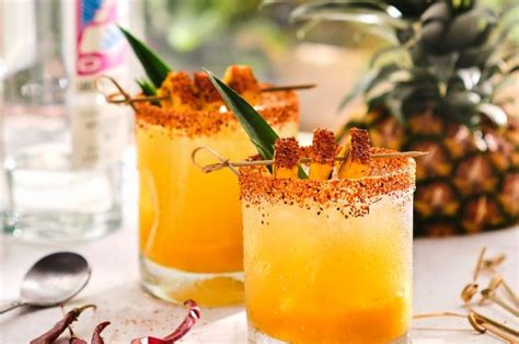 Coctelería tropical: una selección de bebidas preparadas con ron y jugo de piña natural