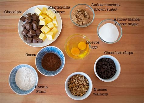 Ingredientes clave para brownie (chocolate, azúcar, huevos, nueces)