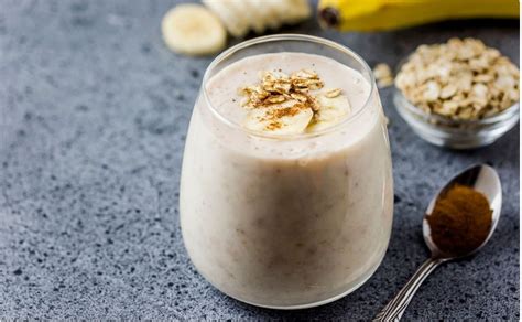 Imagen de un batido de avena y yogurt recién preparado en un vaso