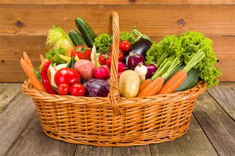 Foto de una caja de cartón convertible en cesta con frutas y verduras frescas