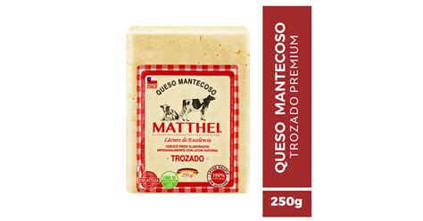 Imagen de una cuña de queso Mantecoso Matthei, mostrando su textura cremosa y color marfil característico