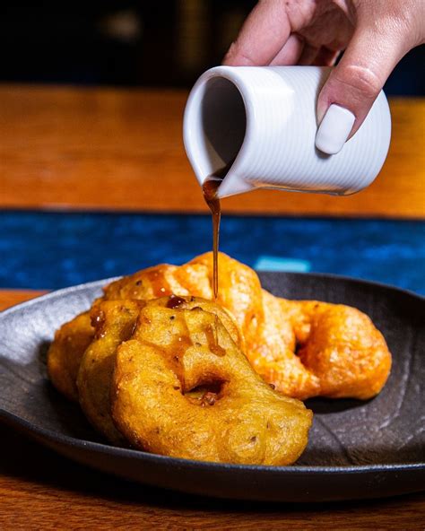 Picarones fritos bañados en miel de chancaca