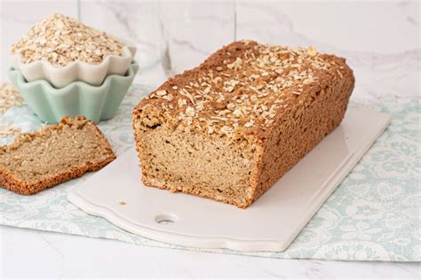 Foto de pan de harina de avena recién hecho y rebanado en una panificadora