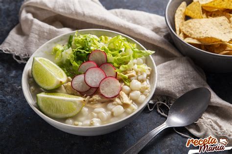 Plato de pozole con maíz cacahuazintle