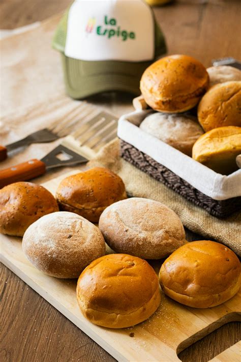 panecillos variados recién horneados y listos para servir